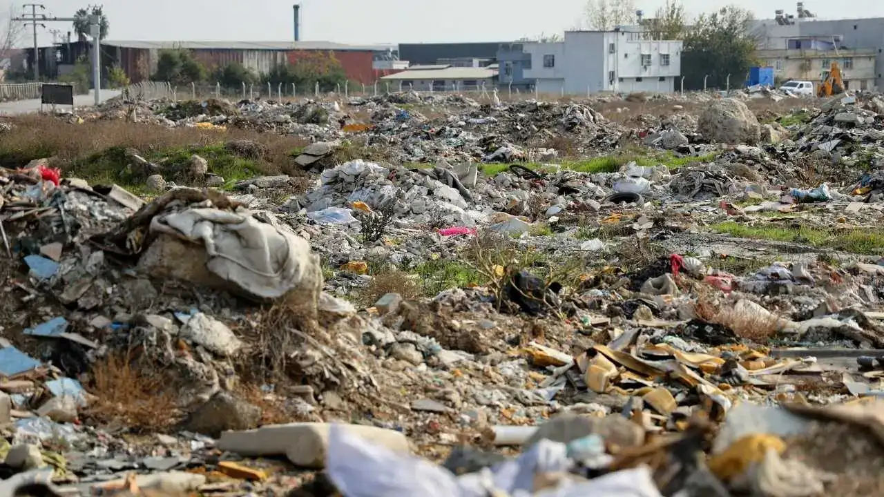Adana’da Boş Arazi Çöplüğe Döndü: Mahalle Sakinleri İsyanda! 1